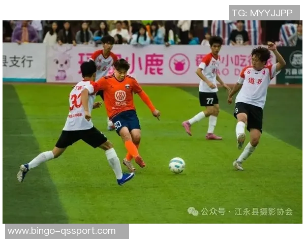 足球瞬间定格：精彩照片背后的故事与情感分享